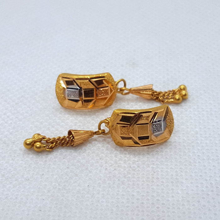 Ladies Die Made Earring in Gold