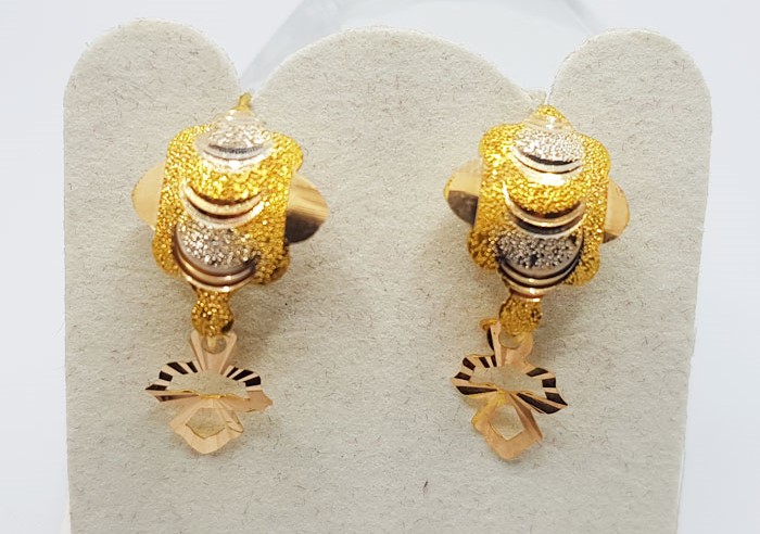 Graceful Golden Earrings for Ladies