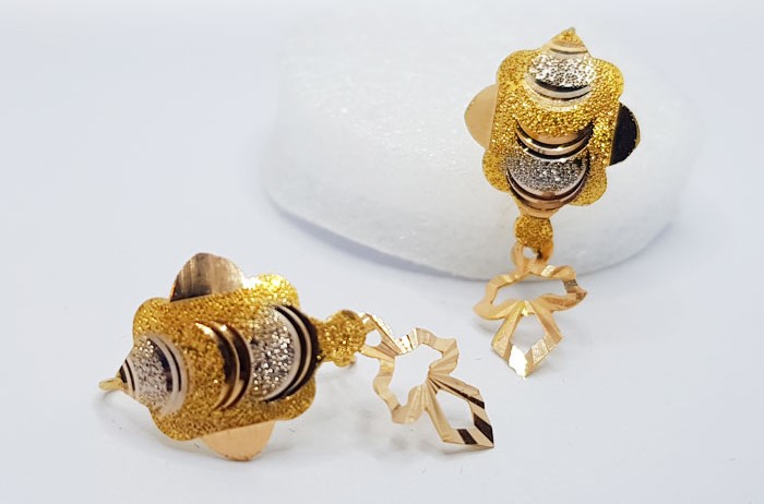 Graceful Golden Earrings for Ladies